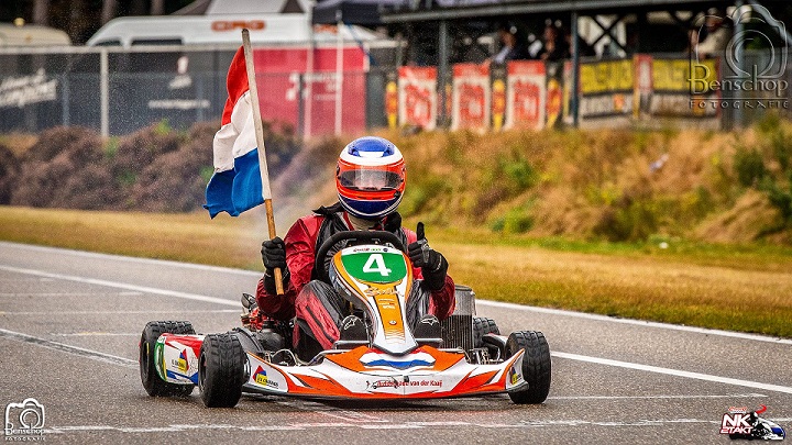 Ereronde met vlag als Nederlands Kampioen